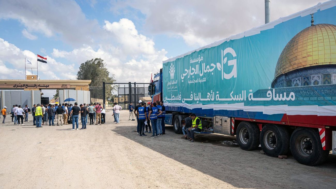 Un camión de un convoy de ayuda humanitaria para la Franja de Gaza aparcado frente a la puerta fronteriza de Rafah, Egipto, 18 de octubre de 2023