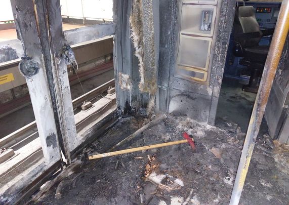 Vagón de Metro tras la explosión de la batería de un patinete / BOMBEROS