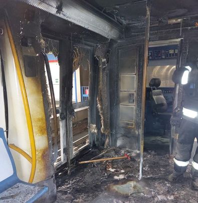 Vagón de Metro tras la explosión de la batería de un patinete / BOMBEROS