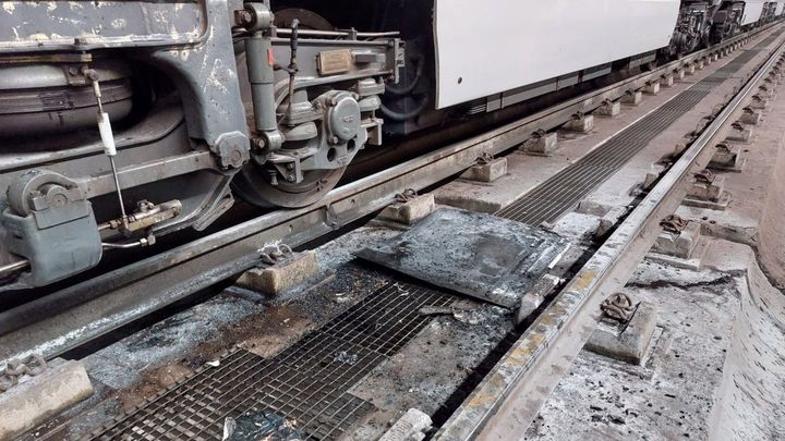 Vagón de Metro tras la explosión de la batería de un patinete / BOMBEROS