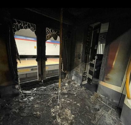 Vagón de Metro tras la explosión de la batería de un patinete / BOMBEROS