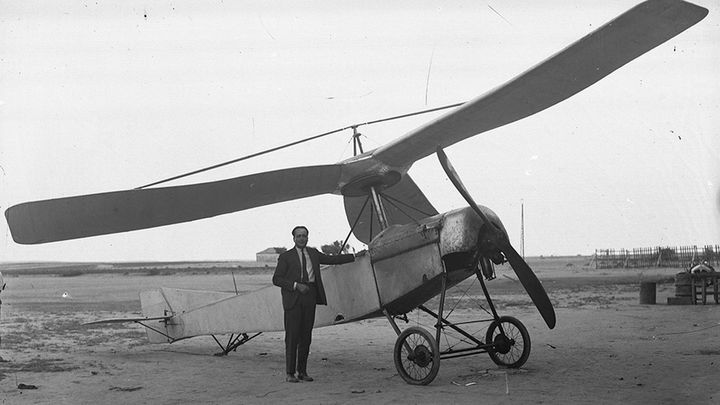Juan de la Cierva junto a un autogiro modelo Cierva C.3. [1921-1924]. / @ComunidadMadrid   ARCM. Fondo Cristóbal Portillo.