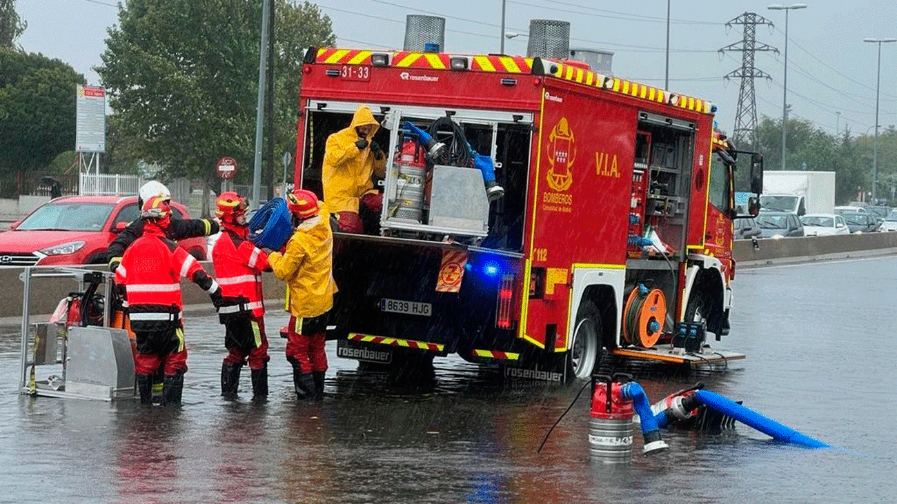 La lluvia complica el tráfico en todos los accesos a Madrid y obliga a cortar la M-50 y M-40
