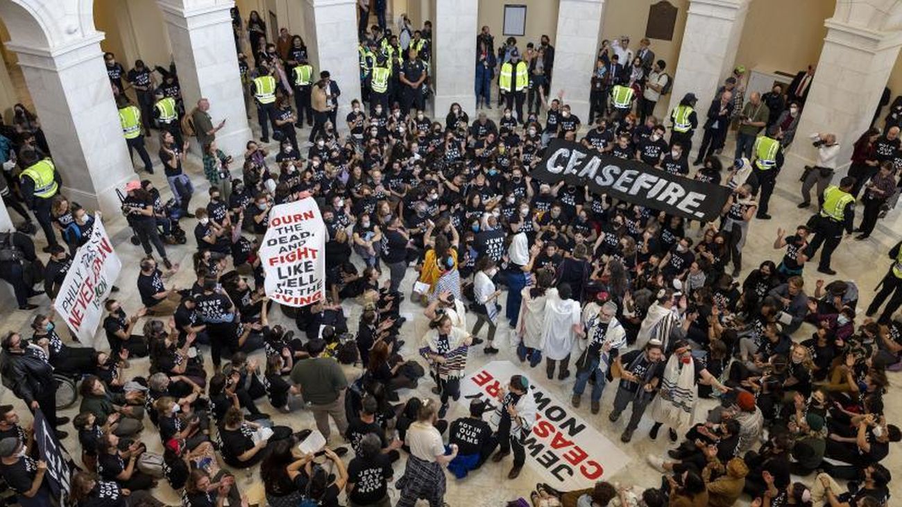 300 judíos, detenidos en una protesta en el Capitolio que pedía el alto al fuego de Israel
