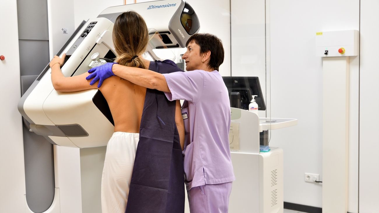 Una mujer se somete a una mamografía