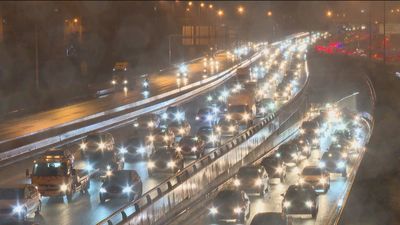 La lluvia provoca grandes atascos en las carreteras madrileñas