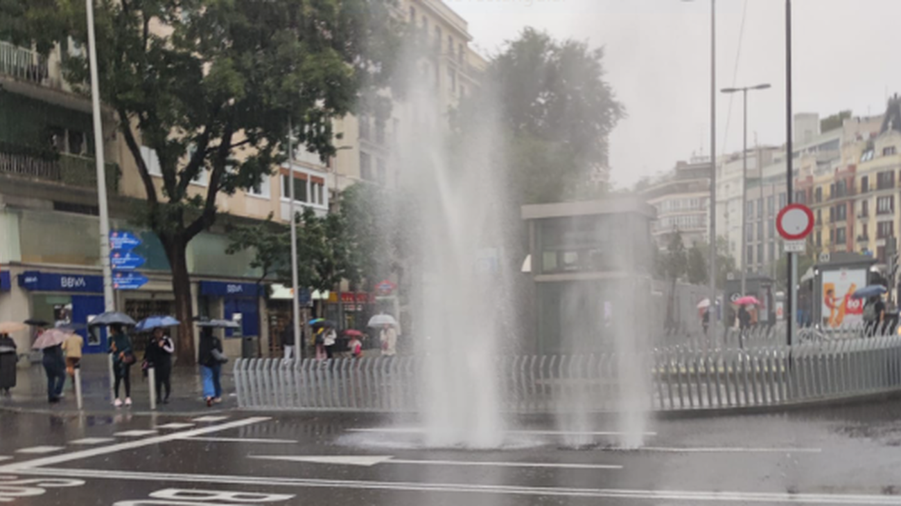 Un 'géiser' brota en pleno Madrid, en la calle Narváez