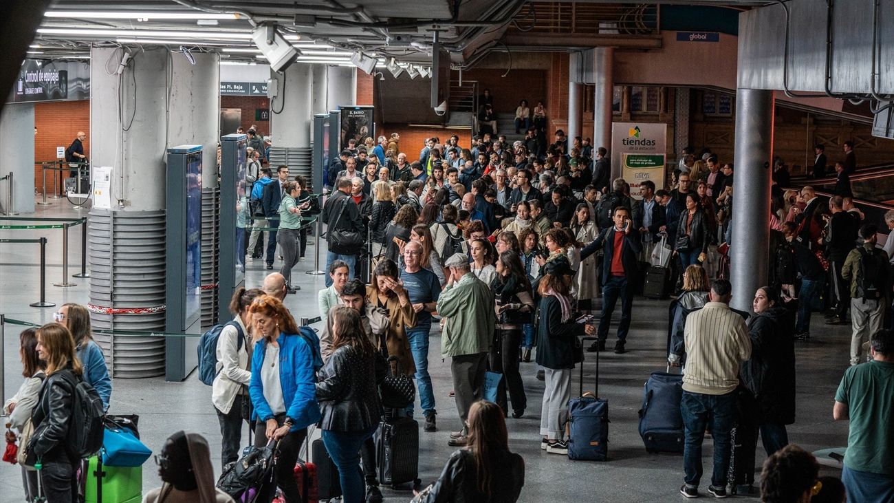 Decenas de personas esperan tras el retraso o cancelación en sus trenes en la estación de Puerta de Atocha-Almudena Grandes
