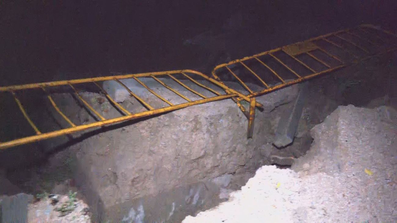 El agua derrumba parte de una casa en Arroyomolinos y causa desperfectos en varias viviendas