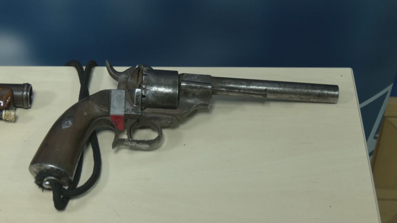 Requisadas 17 armas de fuego en una tienda del Rastro