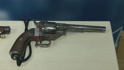 Requisadas 17 armas de fuego en una tienda del Rastro