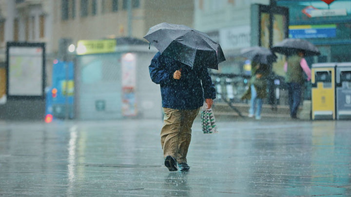 Una persona camina bajo la lluvia con nu paraguas / EUROPA PRESS
