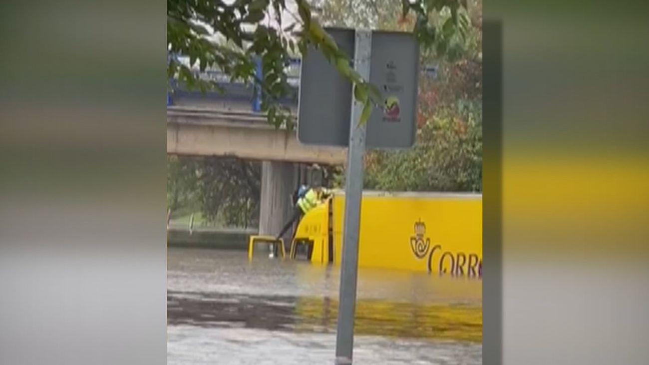 VÍDEO: Un camión queda atrapado por el agua en Leganés y el conductor huye por el techo