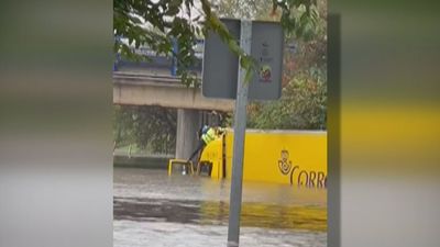 VÍDEO: Un camión queda atrapado por el agua en Leganés y el conductor huye por el techo