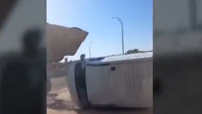 VÍDEO: Pillan a intrusos en una nave de Guadalajara y vuelcan su furgoneta con una excavadora