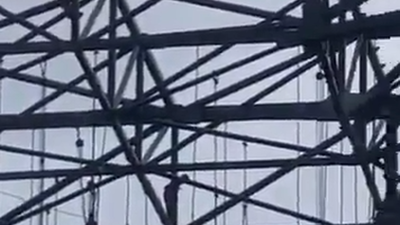 VÍDEO: Colapsa un andamio en Brasil y los obreros quedan colgando a 140 metros de altura