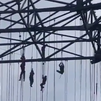 VÍDEO: Colapsa un andamio en Brasil y los obreros quedan colgando a 140 metros de altura