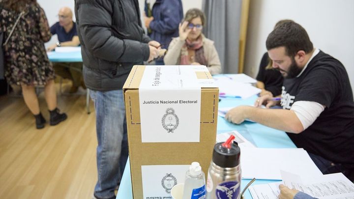 EuropaPress_5522933_persona_ejerce_derecho_voto_colegio_mayor_argentino_madrid_22_octubre_2023 / EUROPA PRESS