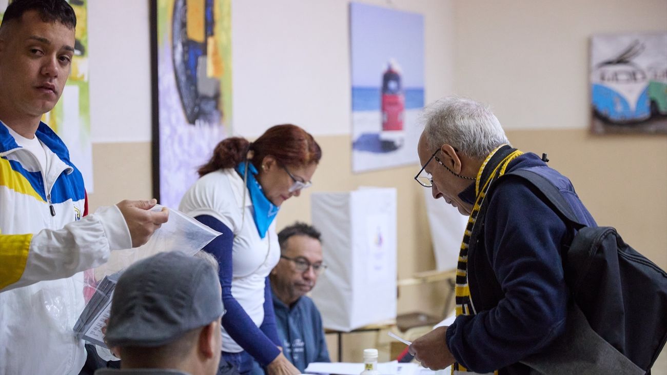 Miles de venezolanos votan en España al candidato de la oposición para las presidenciales