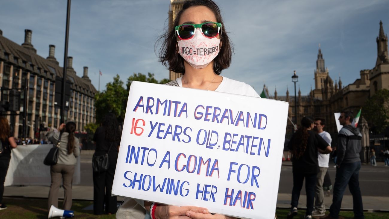 En muerte cerebral la joven iraní apaleada por no llevar el velo islámico