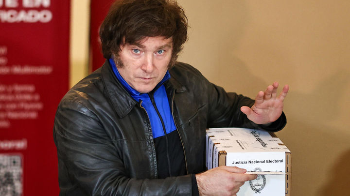 El candidato Javier Milei vota en las elecciones presidenciales de Argentina / EFE