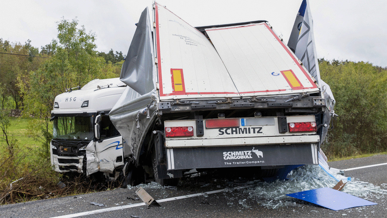 Mueren una mujer y sus tres hijos menores al colisionar un camión y un turismo en la N-110 en Segovia