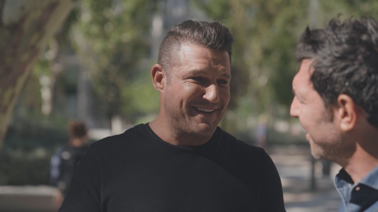 Sorprendemos a Manu Tenorio llevándole a un lugar muy especial