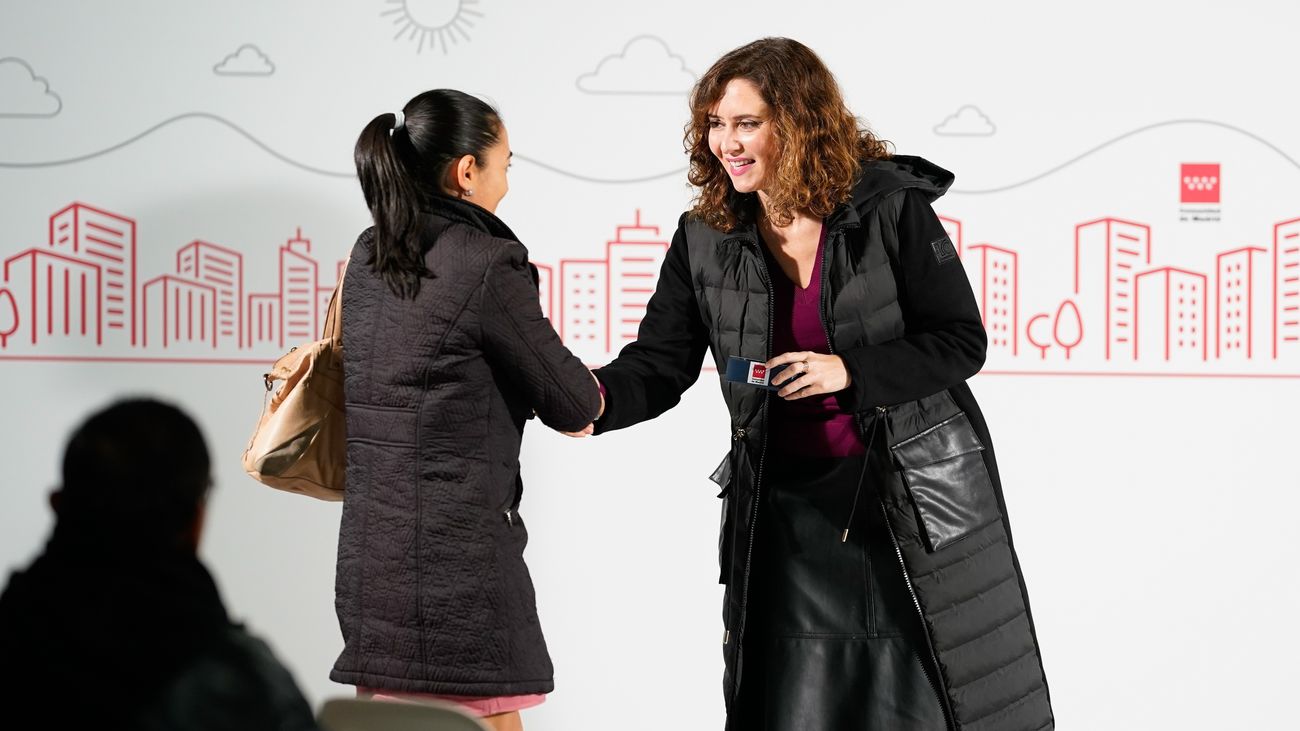 La Comunidad de Madrid entrega 44 viviendas publicas de alquiler asequible en Vallecas