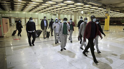 Inmigrantes ilegales llegan al aeropuerto de Barajas desde Canarias