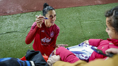 El público muestra su respaldo a Jenni Hermoso en el entrenamiento de la Selección