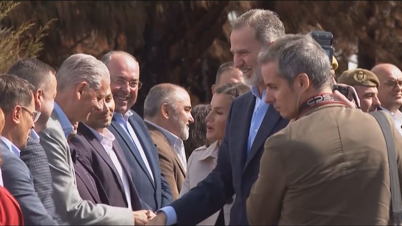 Los Reyes visitan las zonas afectadas por el incendio forestal de Tenerife