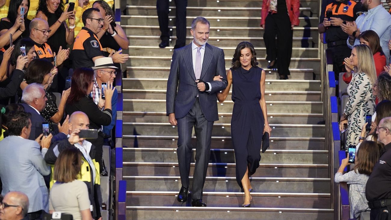 El Rey llama a que el ejemplo de los equipos de extinción en Tenerife inspire a generaciones