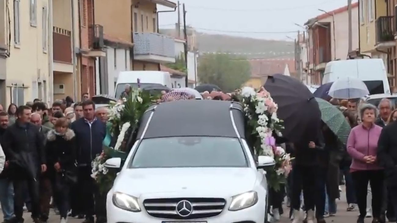 Cientos de personas despiden a la joven muerta al ser atacada por perros en Zamora