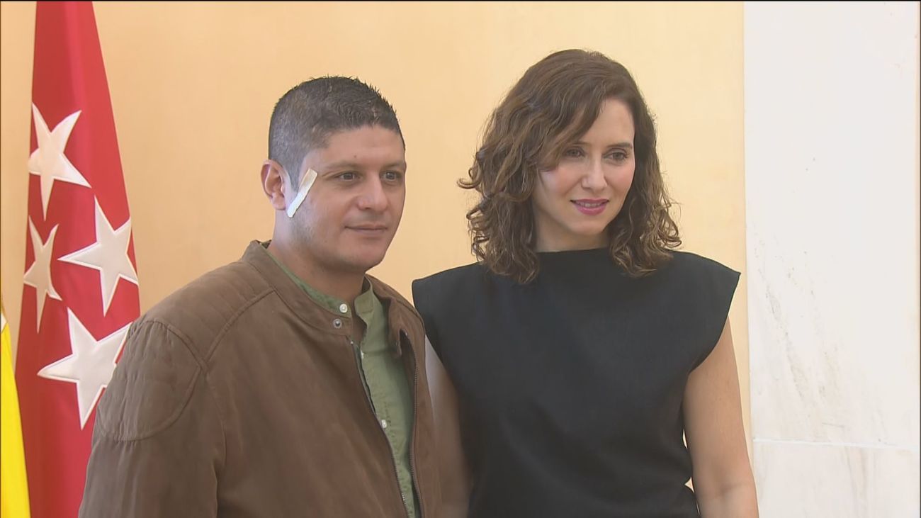 Ayuso recibe al 'héroe de Lucero'