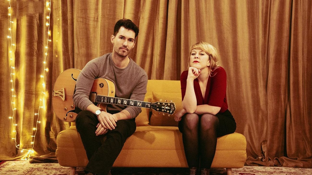 Los músicos Sean Clapis y Tara Lowe.