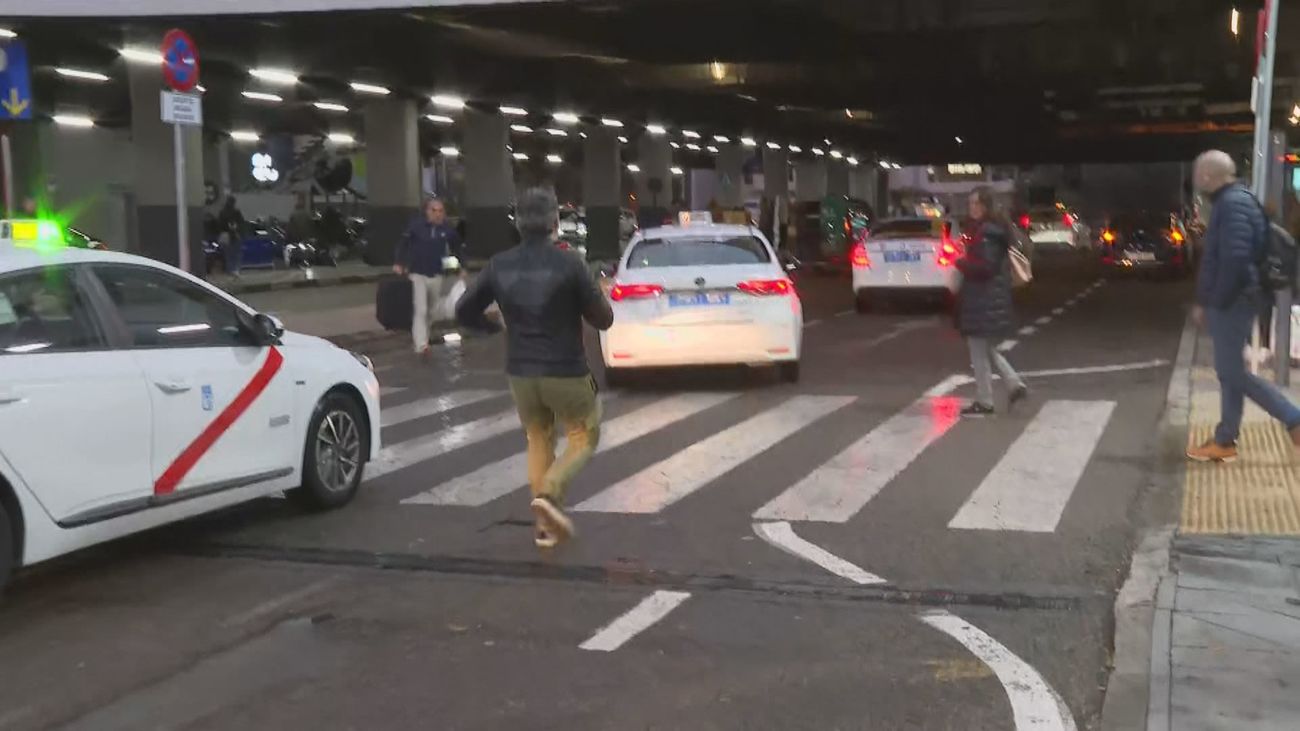 Tensión en la estación de Chamartín por los taxistas piratas