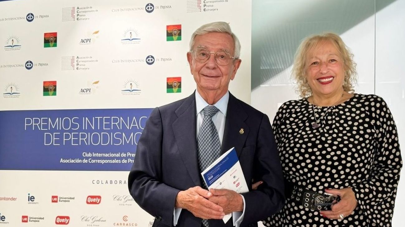 Sully Fuentes, de Asociación de Corresponsales de Prensa Iberoamericana y Rafael Ansón, de la Academia Iberoamericana de Gastronomía