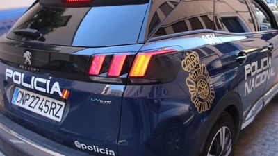 Detenido por grabar a una dependienta por debajo de la falda con cámara oculta en zapatos