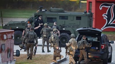 Cientos de policías buscan al autor del tiroteo que ha matado a 22 personas en Estados Unidos
