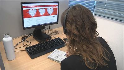 Así trabajan los psicólogos del centro de llamadas del 012