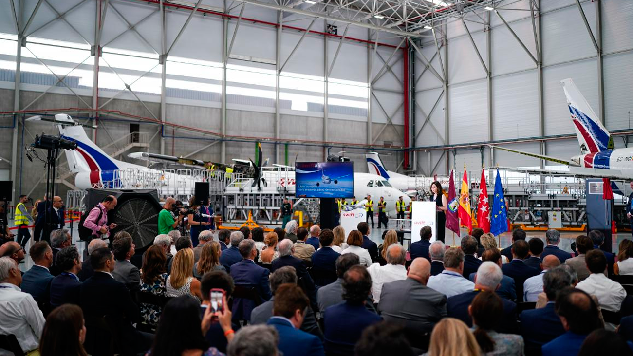 Ayuso y Almeida inauguran el nuevo hangar de la aerolínea Swiftair
