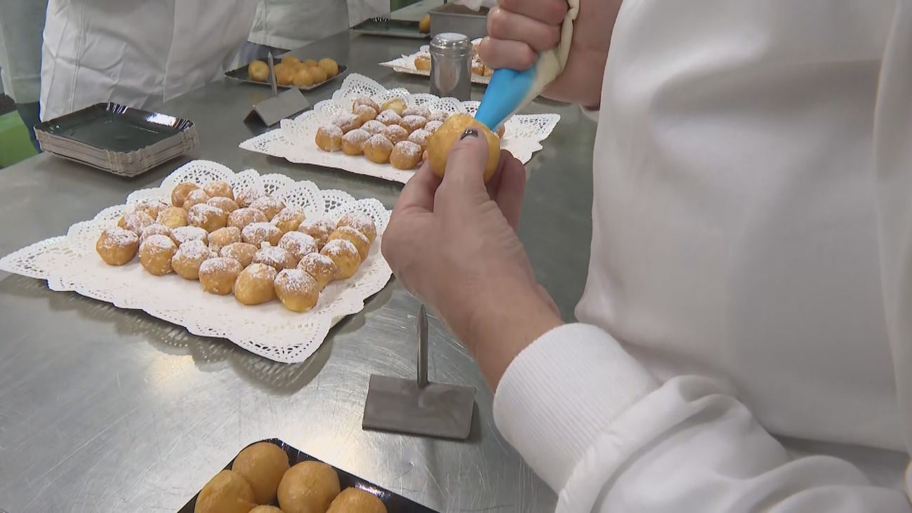 Así se hacen los buñuelos, el dulce estrella de Todos los Santos