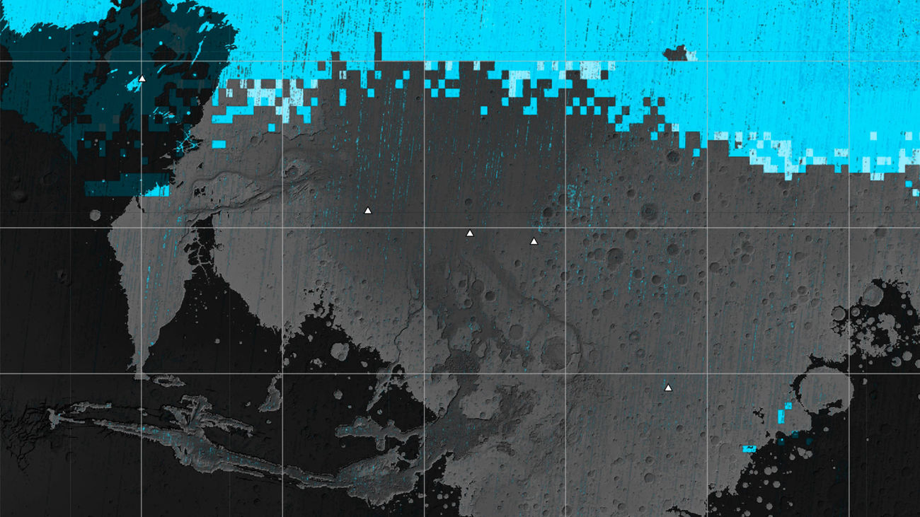 Las zonas azules del mapa de Marte muestran las regiones en las que las misiones de la NASA han detectado hielo de agua subsuperficial