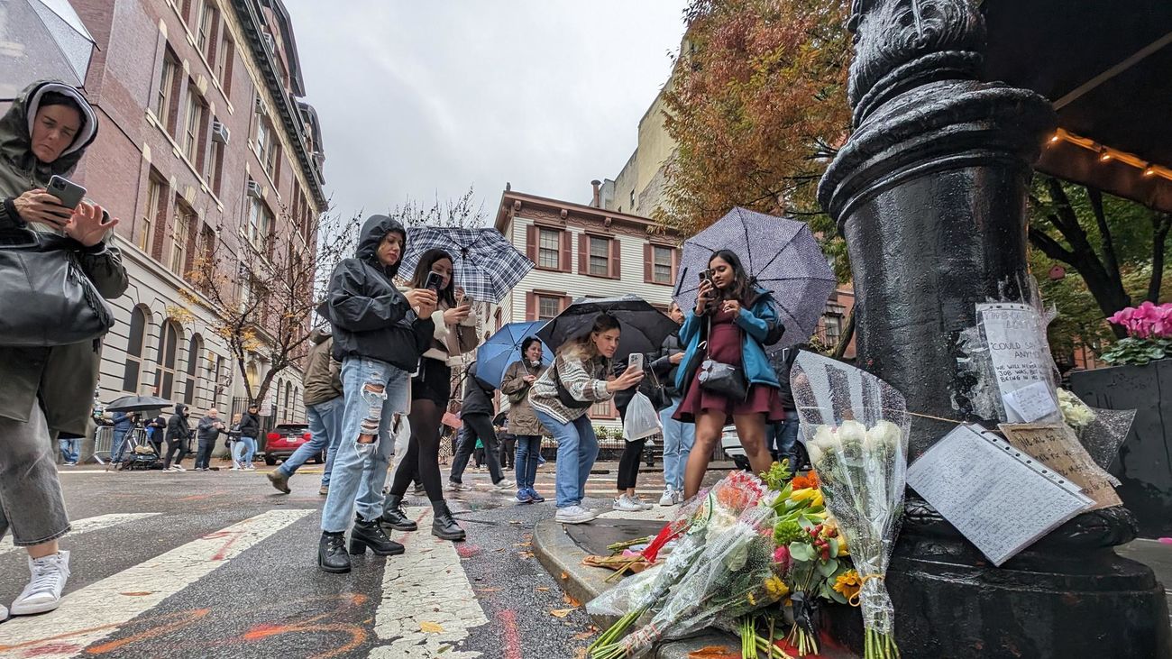El improvisado altar con que Nueva York rinde homenaje a Matthew Perry, el inolvidable 'Chandler' de Friends