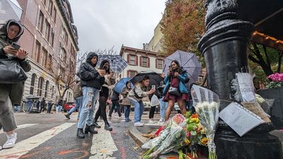 El improvisado altar con que Nueva York rinde homenaje a Matthew Perry, el inolvidable 'Chandler' de Friends