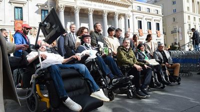 Pacientes de ELA se concentran frente al Congreso para pedir una nueva ley
