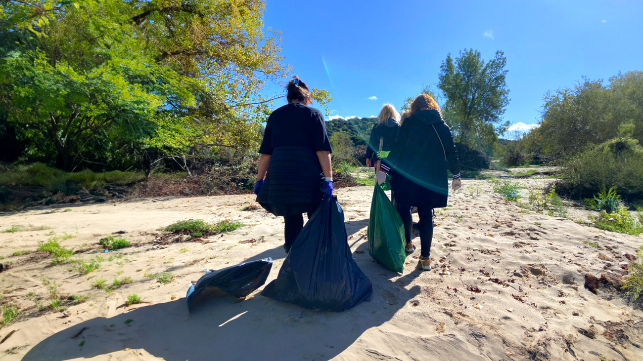 Rodeados de escombros dos meses después de la DANA en Aldea del Fresno