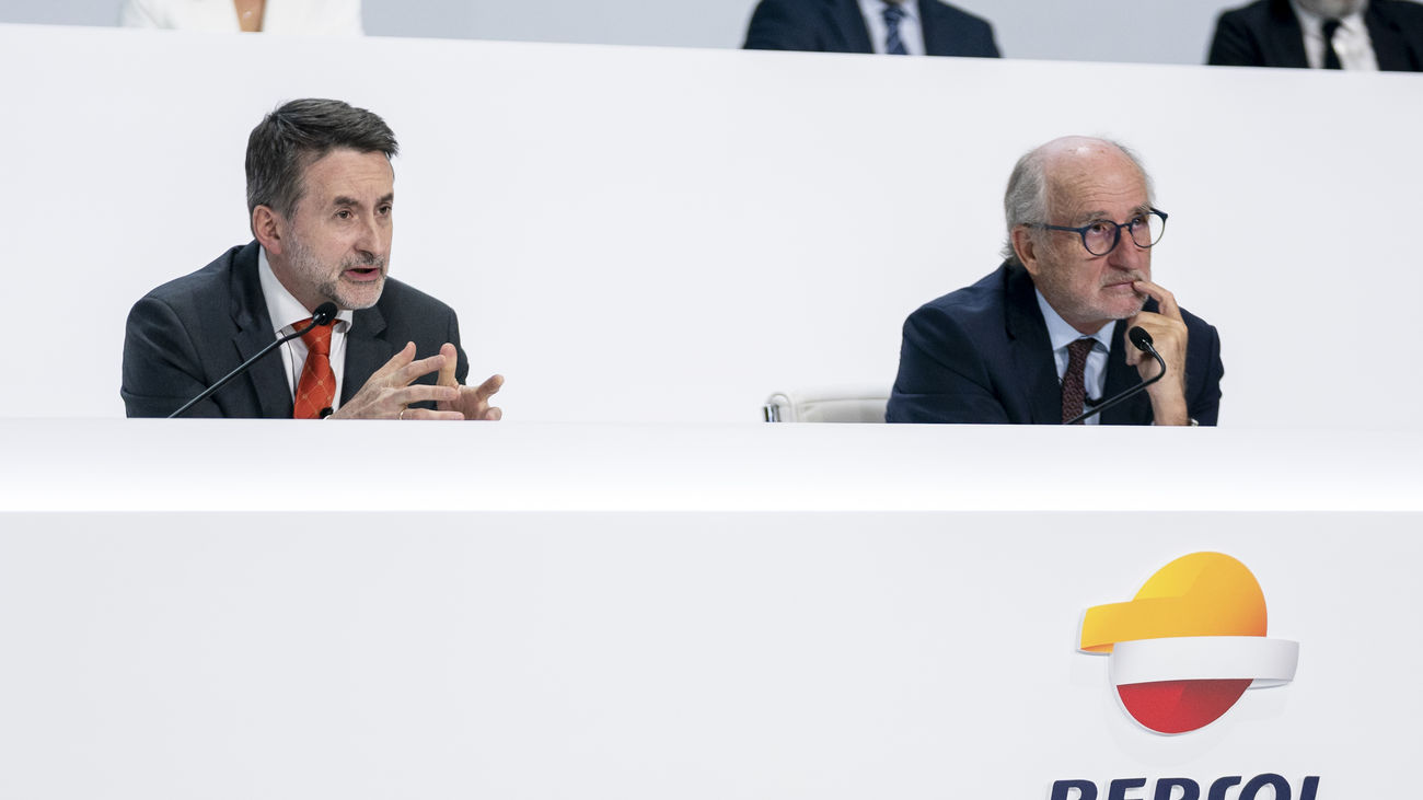 El consejero delegado de Repsol, Josu Jon Imaz y el presidente de Repsol, Antonio Brufau