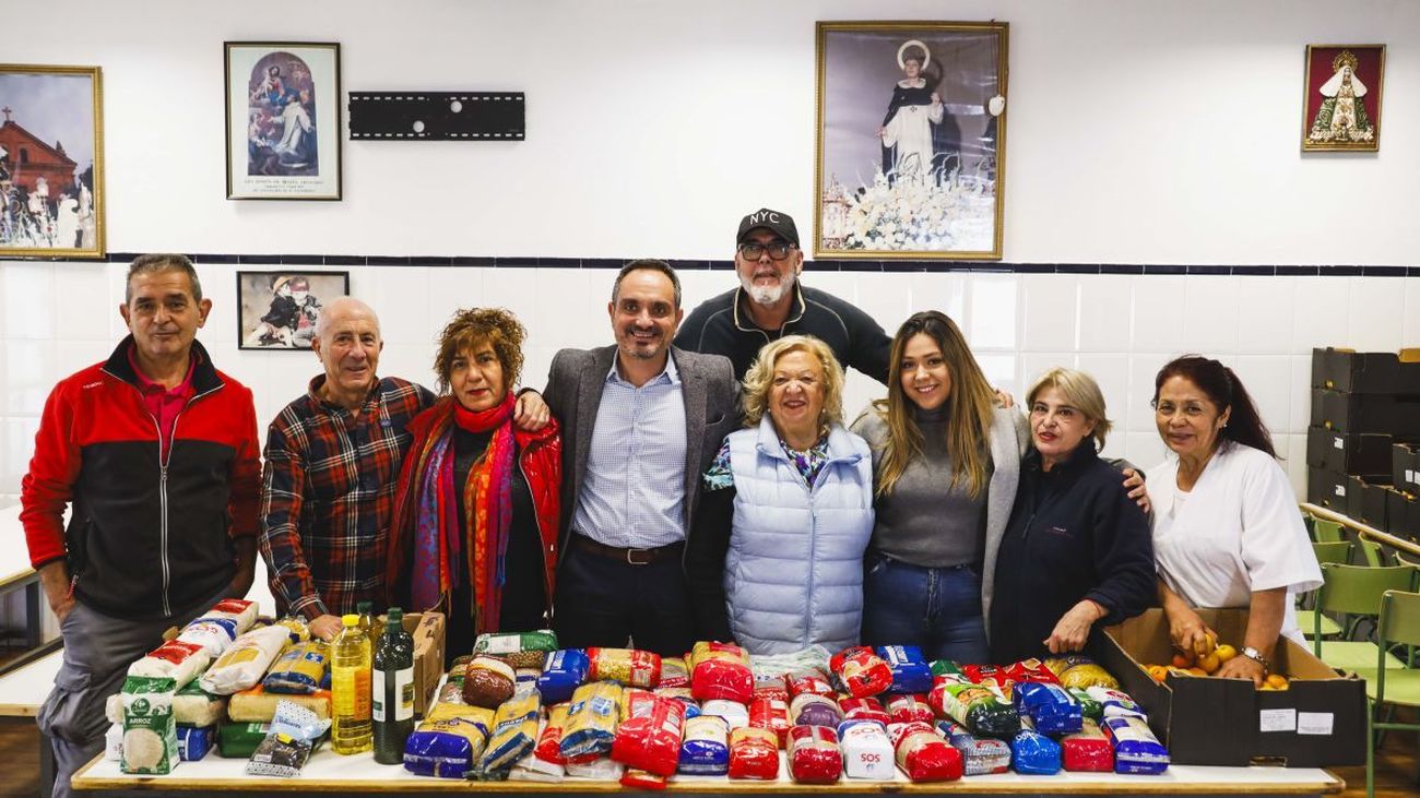 El alcalde de Móstoles en el centro junto a voluntarios del comedor