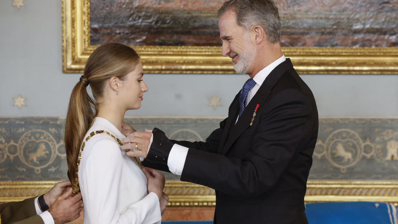 El rey Felipe impone el Collar de la Orden de Carlos III a su hija, la princesa Leonor